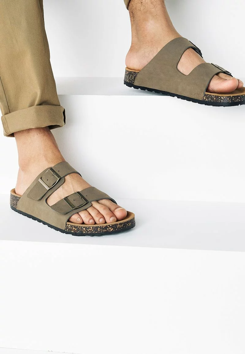 Next Herren BROWN TWO BUCKLE SANDAL - Hausschuh - Taupe 2 Next Herren BROWN TWO BUCKLE SANDAL - Hausschuh - Taupe – Bild 2