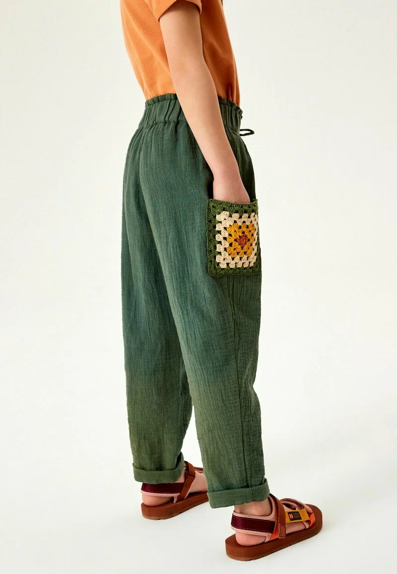 Next Kinder CROCHET POCKET - Stoffhose - Khaki Green 1 Next Kinder CROCHET POCKET - Stoffhose - Khaki Green