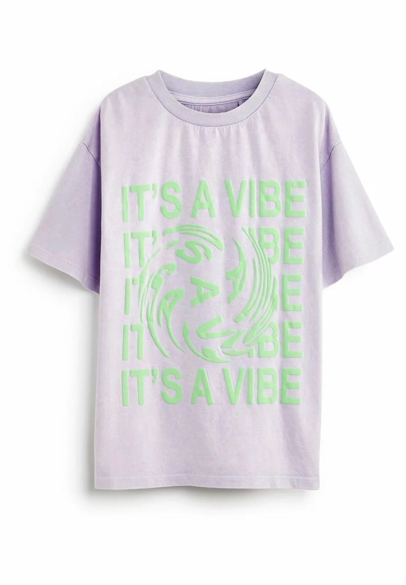 Next Kinder VIBE SLOGAN - T-Shirt Print - Purple Green 1 Next Kinder VIBE SLOGAN - T-Shirt Print - Purple Green