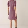 Next SHORT SLEEVE TEA - Freizeitkleid - Pink Geometric Print | Damen