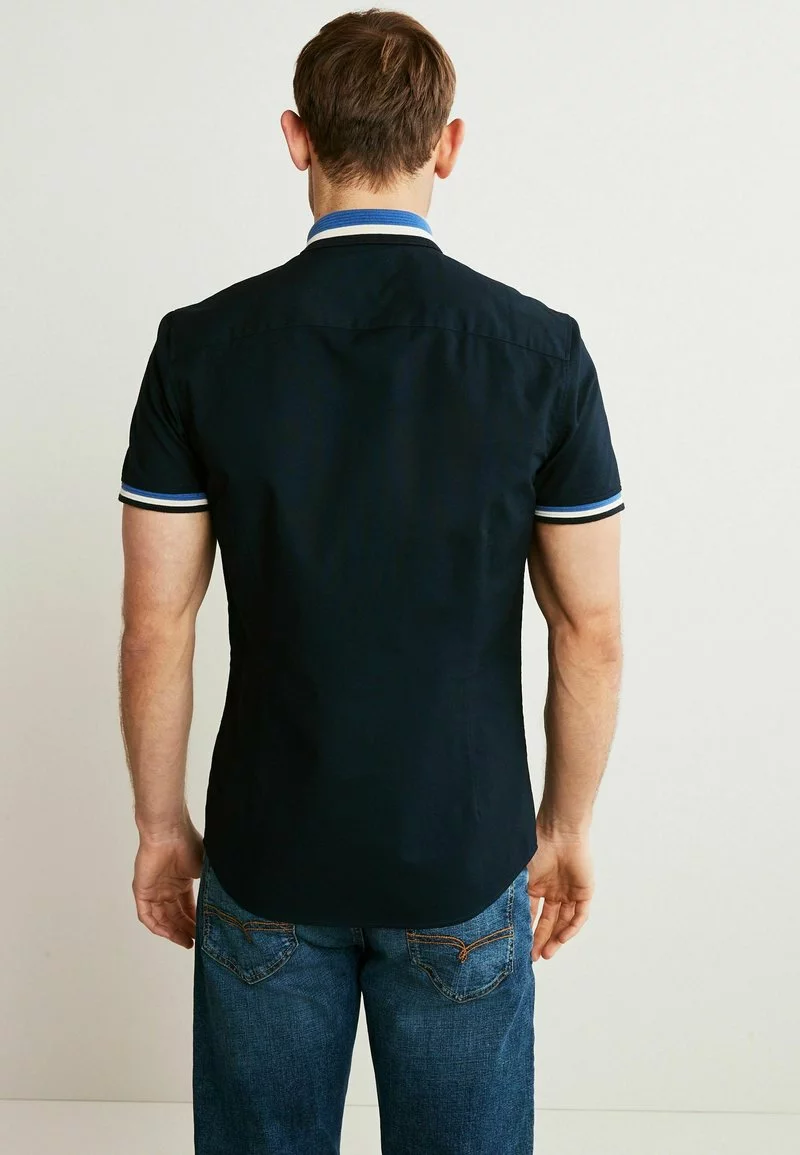 Next Herren STRETCH OXFORD TIPPED COLLAR SHORT SLEEVE - Hemd - Navy With Blue Collar 2 Next Herren STRETCH OXFORD TIPPED COLLAR SHORT SLEEVE - Hemd - Navy With Blue Collar – Bild 2