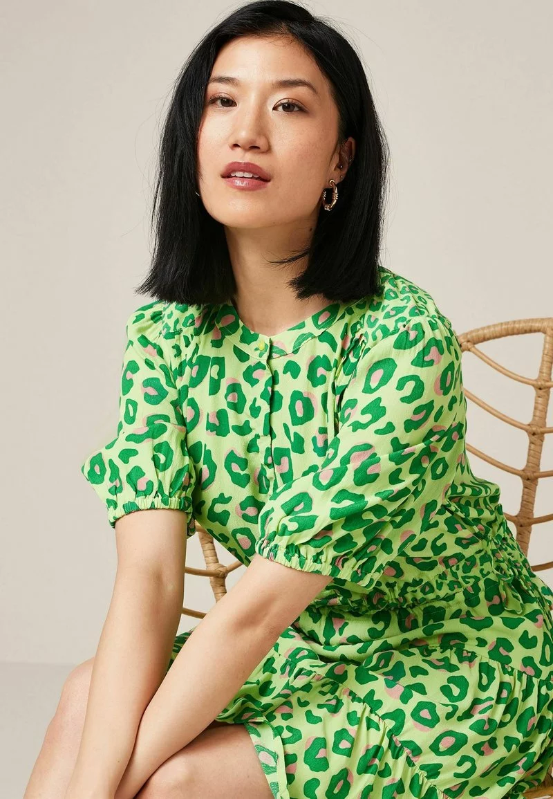 Next Damen TIERED - Freizeitkleid - Green Animal 3 Next Damen TIERED - Freizeitkleid - Green Animal – Bild 3