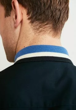 Next Herren STRETCH OXFORD TIPPED COLLAR SHORT SLEEVE - Hemd - Navy With Blue Collar 9 Next Herren STRETCH OXFORD TIPPED COLLAR SHORT SLEEVE - Hemd - Navy With Blue Collar -Next Großes Kaufhaus 82a3bd1d0cc94997a8351aa2d5fffae8