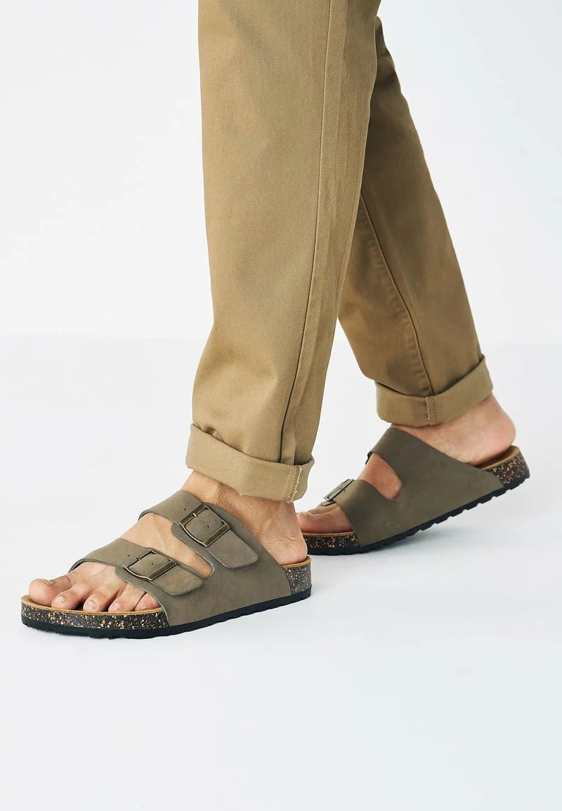 Next Herren BROWN TWO BUCKLE SANDAL - Hausschuh - Taupe 1 Next Herren BROWN TWO BUCKLE SANDAL - Hausschuh - Taupe