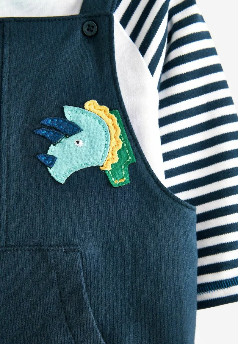 Next 2 PIECE SET - Latzhose - Denim Blue Red Bright | Kinder 4 Next 2 PIECE SET - Latzhose - Denim Blue Red Bright | Kinder – Bild 4