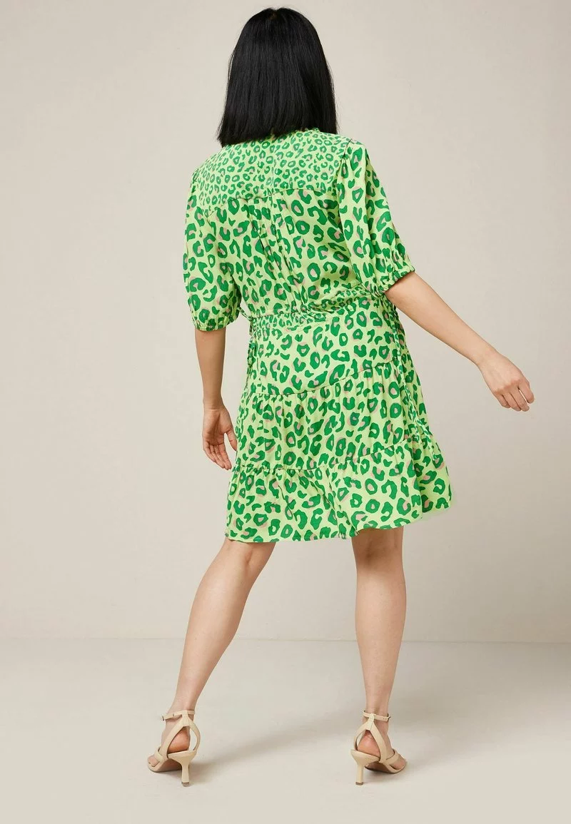Next Damen TIERED - Freizeitkleid - Green Animal 2 Next Damen TIERED - Freizeitkleid - Green Animal – Bild 2
