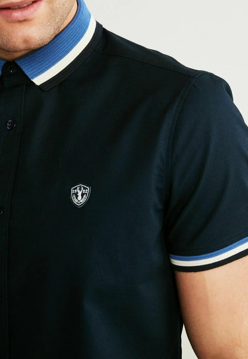 Next Herren STRETCH OXFORD TIPPED COLLAR SHORT SLEEVE - Hemd - Navy With Blue Collar 3 Next Herren STRETCH OXFORD TIPPED COLLAR SHORT SLEEVE - Hemd - Navy With Blue Collar – Bild 3