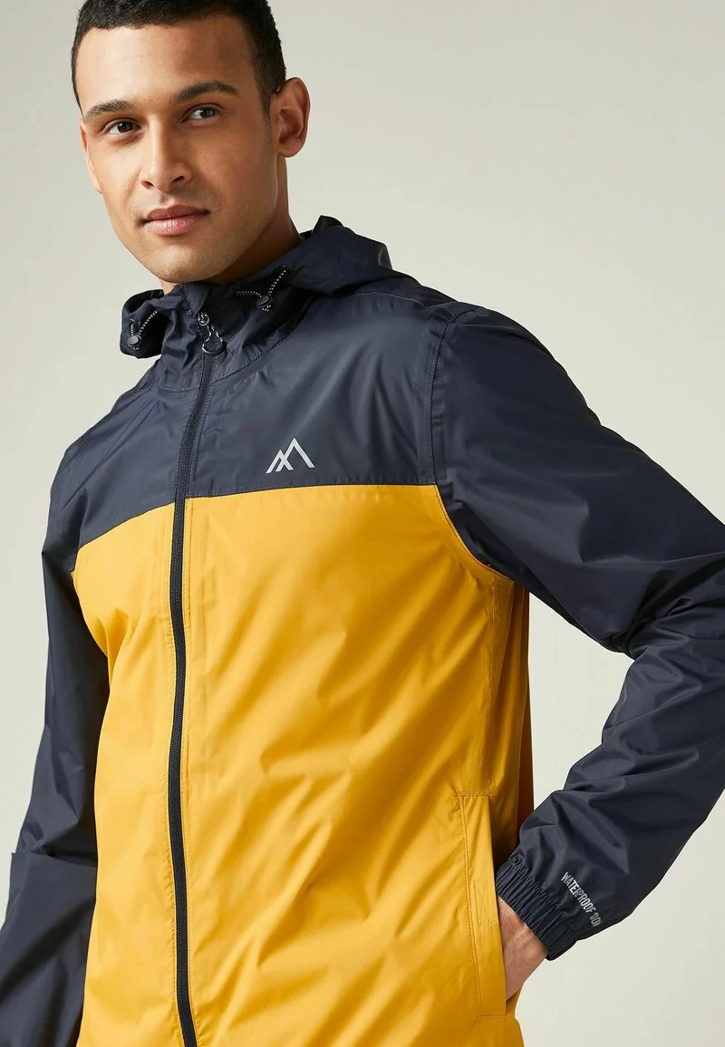 Next PACKABLE - Regenjacke / Wasserabweisende Jacke - Navy Blue Yellow | Herren 4 Next PACKABLE - Regenjacke / Wasserabweisende Jacke - Navy Blue Yellow | Herren – Bild 4