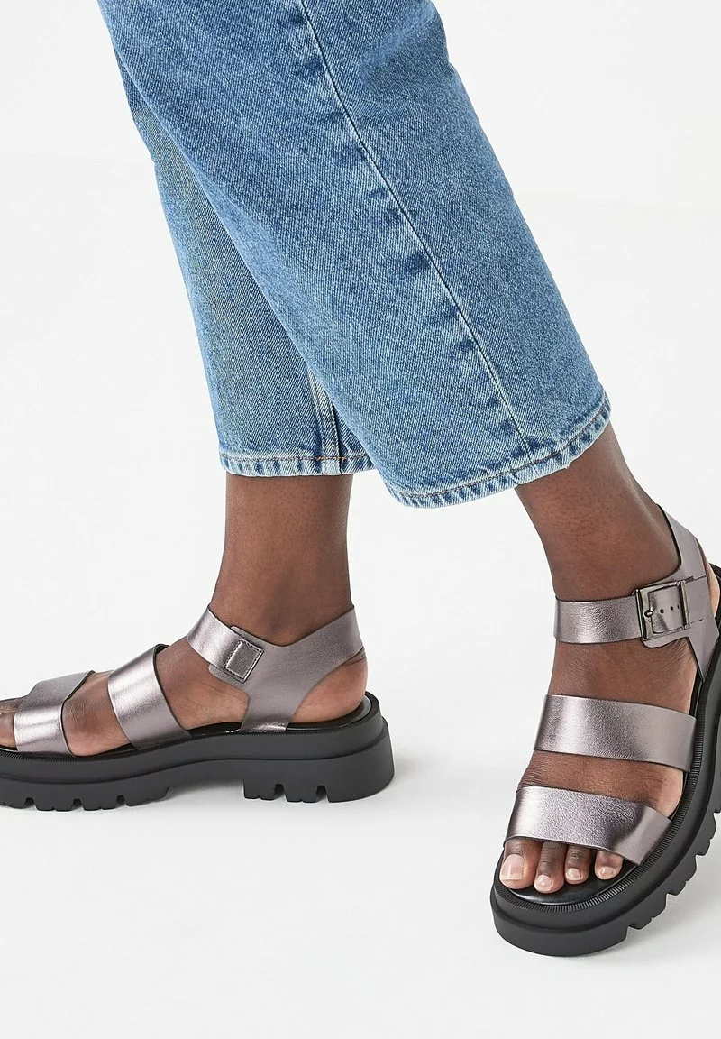 Next Damen CHUNKY THREE STRAP BUCKLE - Plateausandalette - Grey 1 Next Damen CHUNKY THREE STRAP BUCKLE - Plateausandalette - Grey